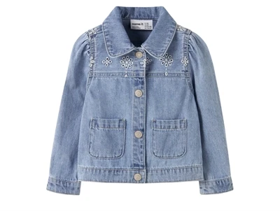 Name It denimjakke i lys blå nuance med broderi anglaise forfra