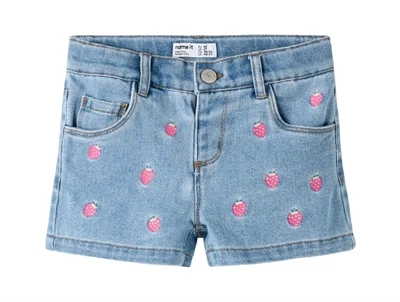 Name It shorts i lys blå denim med små broderede jordbær set forfra
