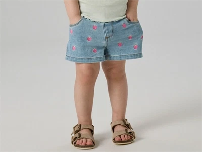 Name It shorts i lys blå denim med små broderede jordbær set på barn