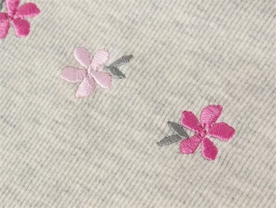 Detalje af Name It bluse med små broderede blomster