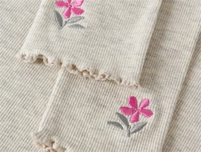 Detalje af Name It leggings med små blomsterbroderier