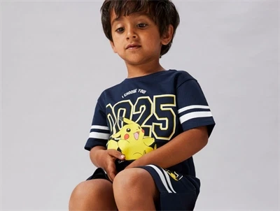 Dreng iklædt Name It Pokémon t-shirt navy med Pikachu print