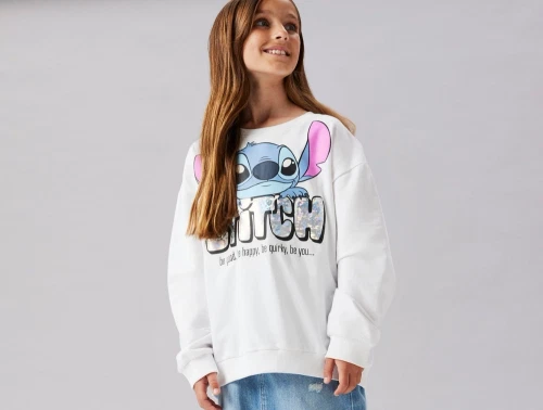 Pige iklædt Name It sweatshirt i hvid med Stitch print
