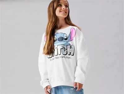 Pige iklædt Name It sweatshirt i hvid med Stitch print