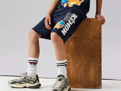 Name It shorts navy Pokémon print på model
