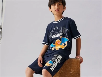 Name It t-shirt navy Pokémon trainer print på model