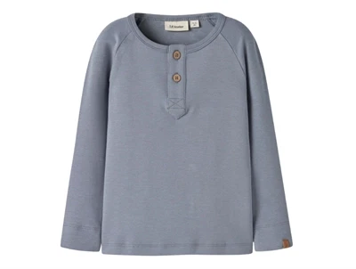 Lil' Atelier bluse i blå nuance med knapper