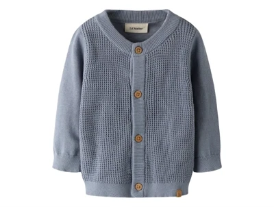 Lil' Atelier strikcardigan i blå nuance set forfra