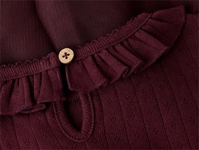 Lil\' Atelier kjole i lilla med flæsedetaljer tæt på