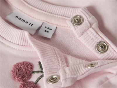 Name It sweatshirt i lyserød nuance med trykknapper ved skulder