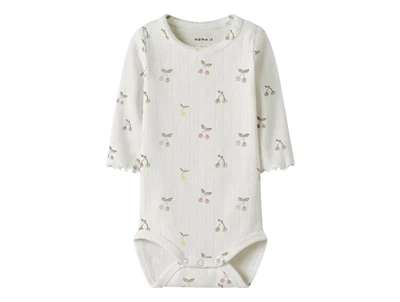 Name It body i råhvid nuance med kirsebærprint