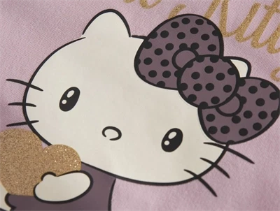 Detalje af Hello Kitty print på lilla kjole fra Name It