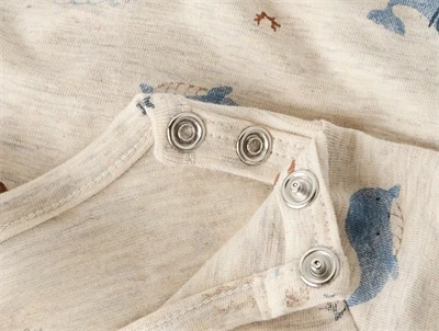 Name It body i beige nuance med hvalprint detalje ved trykknapper