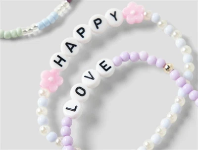 Name It børnearmbånd lavender fog med perler og tekst love happy