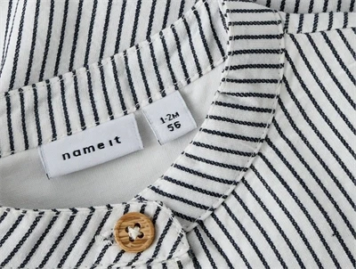 Name It skjortebody i råhvid nuance med navy striber detalje ved krave