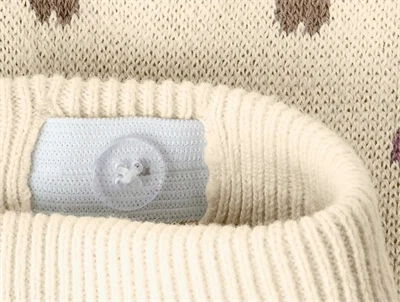 Detalje af justerbar talje i Lil\' Atelier strikkebukser turtledove