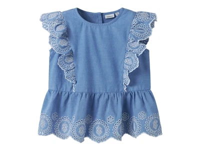 Name It top i blå nuance med broderie anglaise og flæser