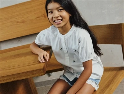 Name It skjorte i råhvid nuance med broderede blomster