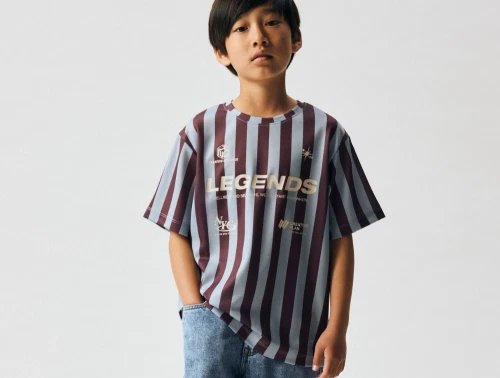 Name It t-shirt blå og bordeaux striber på model
