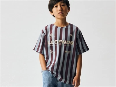 Name It t-shirt blå og bordeaux striber på model