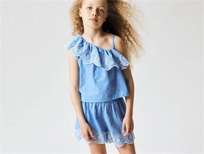 Name It shorts blå broderie anglaise på model