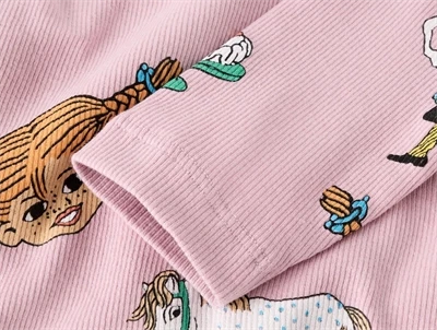 bluse i lyserød keepsake lilac fra Name It med Pippi Langstrømpe print