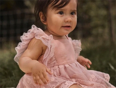 Lil' Atelier bodykjole i lyserod nuance med tylbroderi pa barn