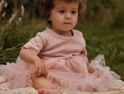 Lil\' Atelier bodykjole i lyserod nuance med tylskoert set forfra