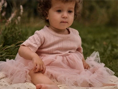 Lil' Atelier bodykjole i lyserod nuance med tylskoert set forfra