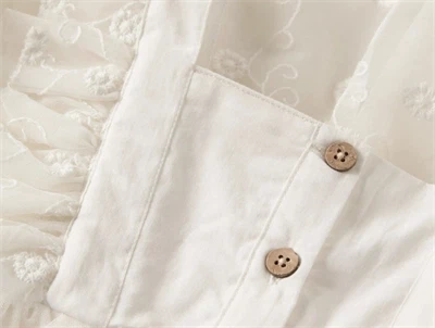 Lil\' Atelier kjole i rahvid nuance med tylbroderi detalje ved knapper