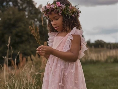 Lil' Atelier kjole i lyserod nuance med tylbroderi pa barn