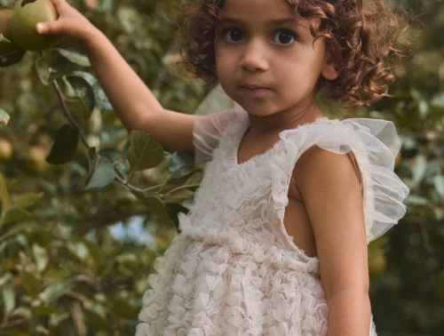 Lil\' Atelier kjole i graabeige nuance med tyl og blomsterstruktur pa barn