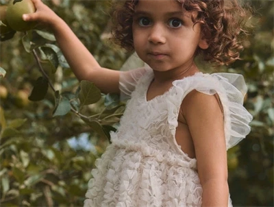 Lil' Atelier kjole i graabeige nuance med tyl og blomsterstruktur pa barn