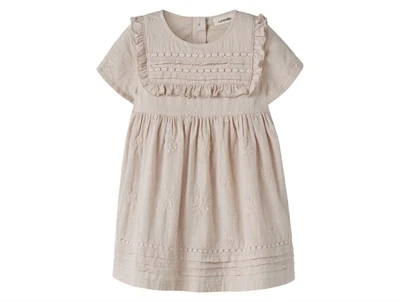 Lil\' Atelier kjole i graabeige nuance med broderi og flaeser set forfra