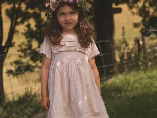 Lil\' Atelier kjole i graabeige nuance med broderi og flaeser pa barn