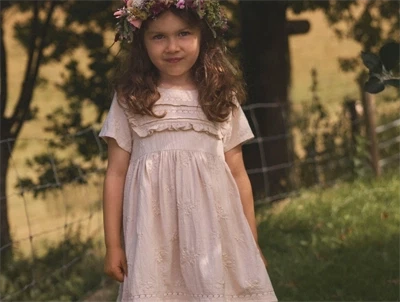 Lil' Atelier kjole i graabeige nuance med broderi og flaeser pa barn