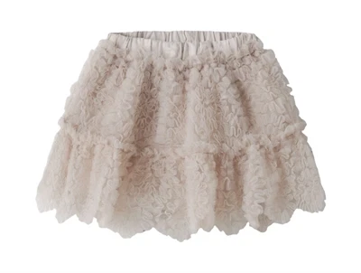 Lil' Atelier nederdel i beige nuance med tyl og blomsterstruktur set forfra