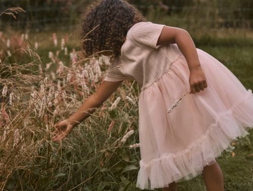 Lil\' Atelier kjole i lyserod nuance med tylskoert set forfra