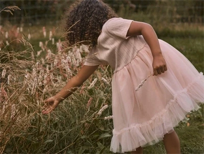 Lil' Atelier kjole i lyserod nuance med tylskoert set forfra