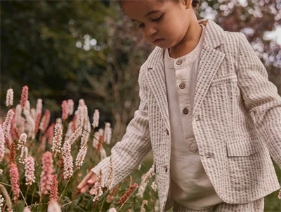Lil' Atelier blazer i rahvid nuance med stribet struktur pa barn