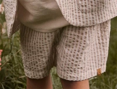 Lil\' Atelier shorts i rahvid nuance med stribet struktur pa barn