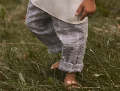 Lil\' Atelier bukser i gra nuance pa barn med struktur