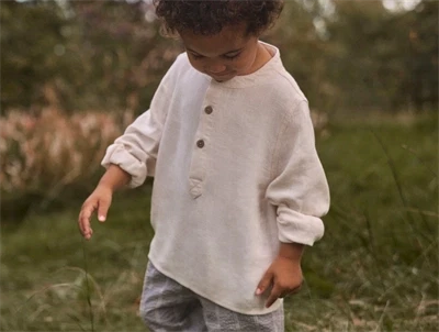 Lil' Atelier skjorte i rahvid nuance pa barn med lange aermer