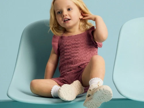 Name It striktop i rosa nuance med hulmønster på model