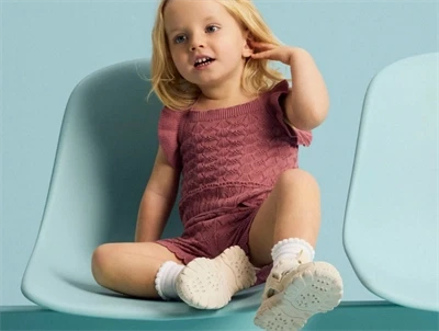 Name It striktop i rosa nuance med hulmønster på model