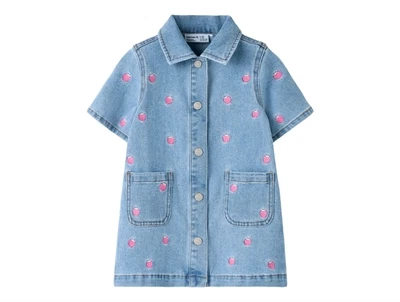 Name It kjole i lys blå denim med små broderede jordbær set forfra