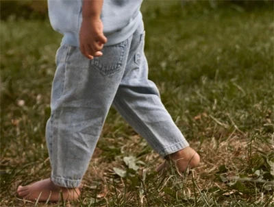 Lil' Atelier jeans i bla nuance pa barn med los pasform