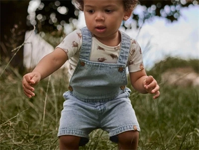 Lil' Atelier overalls i bla nuance pa barn med korte ben