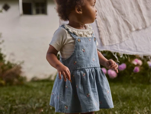 Lil Atelier denim kjole i blå nuance med broderi på model