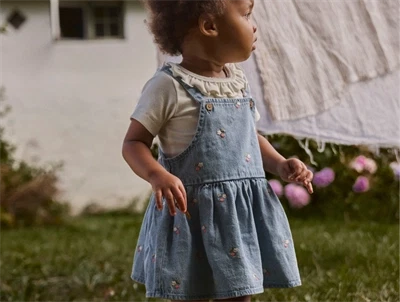 Lil Atelier denim kjole i blå nuance med broderi på model